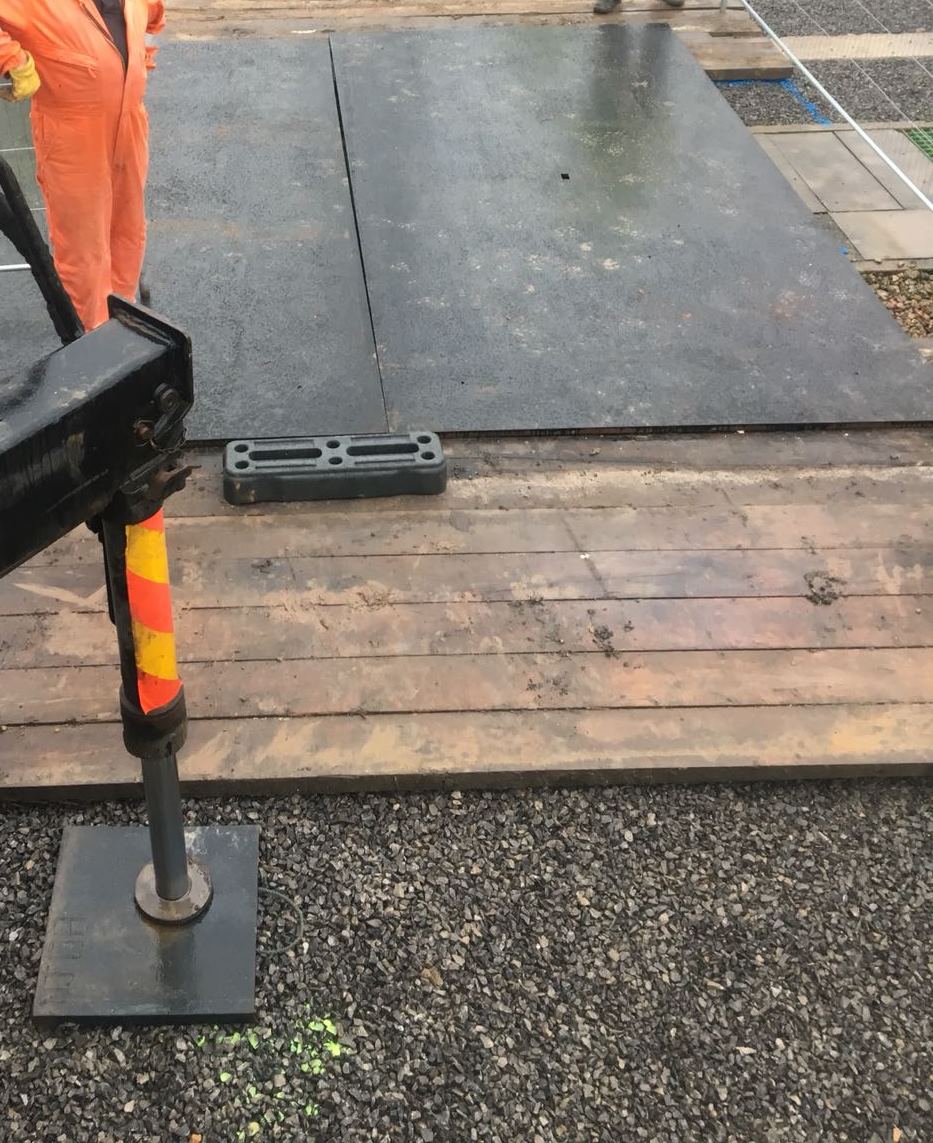 Hardwood timber mat with road plate